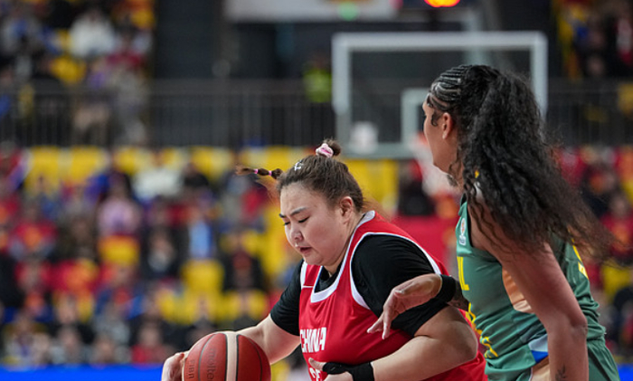 足球免费直播-16分钟砍12+6！中国女篮2米01女版奥尼尔闪耀：无惧WNBA探花真猛|刘禹彤|巴西女篮|巴西|体重|沙奎尔-奥尼尔_新浪体育_新浪新闻